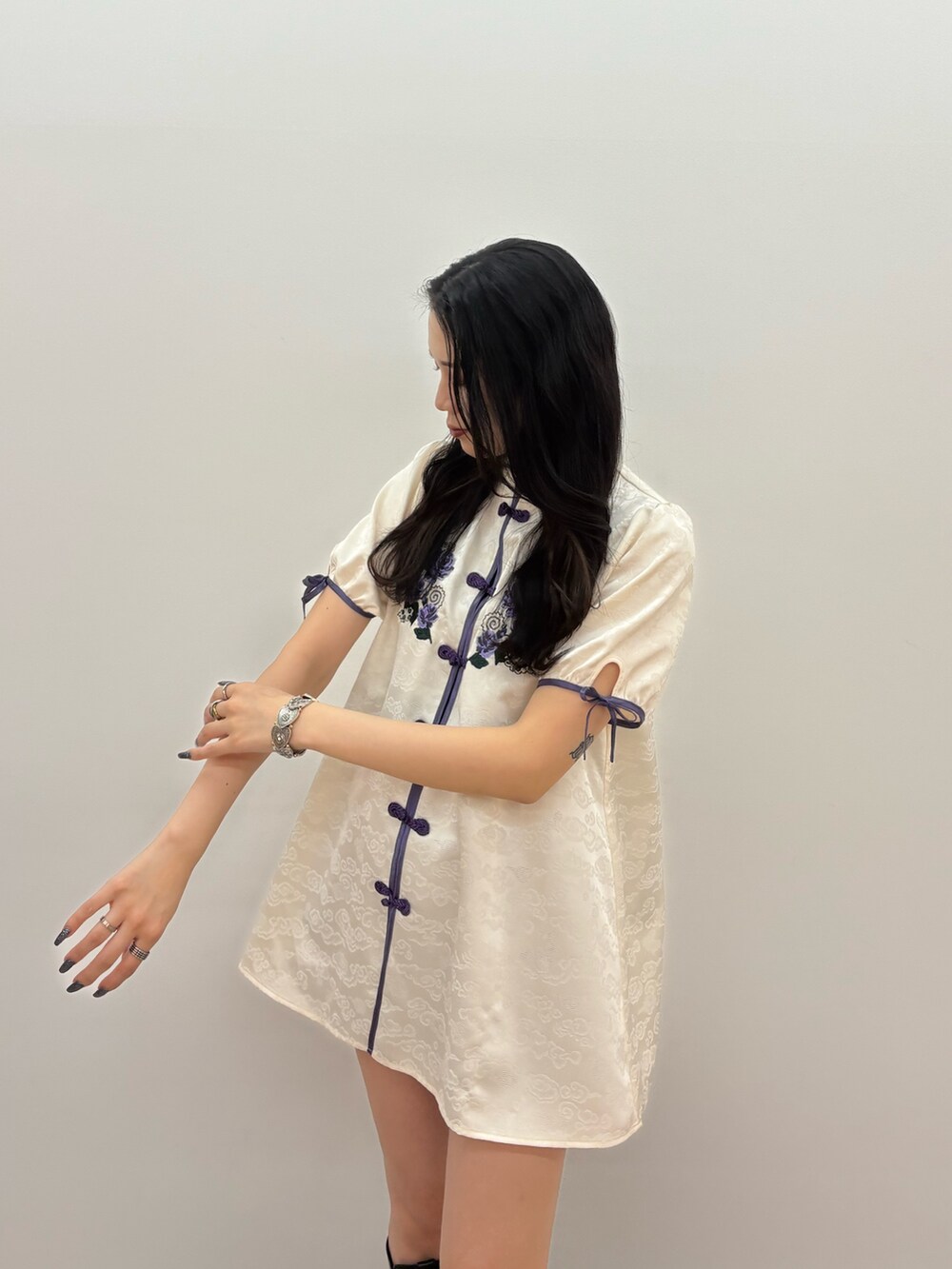 ホワイト系のシャツ/ブラウス、シルバー系のブレスレットを着用したレディースの春コーディネートの3枚目の写真