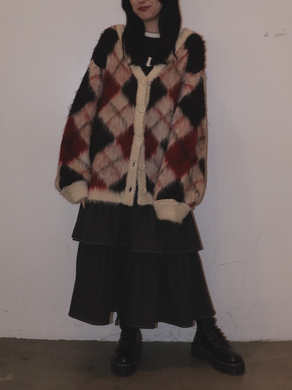 ホワイト系のカーディガン/ボレロ、ブラック系のニット/セーター、グレー系のワンピースを着用したレディースの秋コーディネートの4枚目の写真