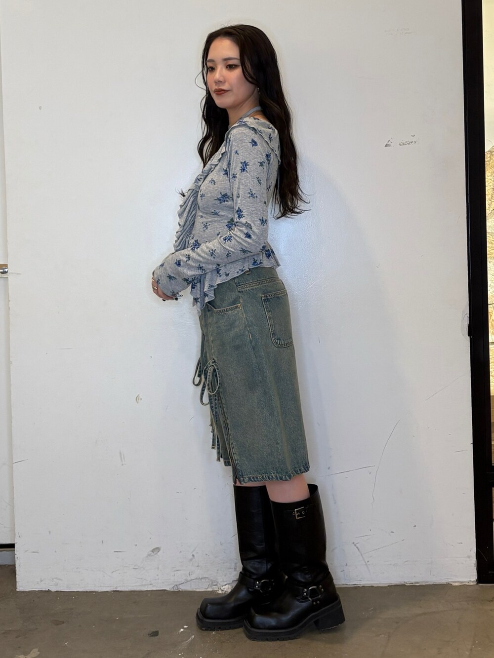 グレー系のTシャツ/カットソー、ブルー系のデニムパンツを着用したレディースの夏コーディネートの2枚目の写真