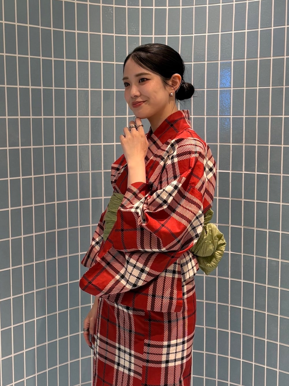 レッド系の浴衣を着用したレディースの春コーディネートの3枚目の写真