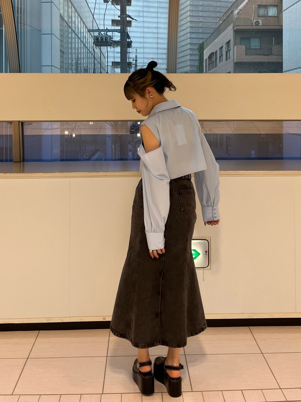 ブルー系のシャツ/ブラウス、ブラック系のデニムスカート、ブラック系のサンダルを着用したレディースの夏コーディネートの3枚目の写真