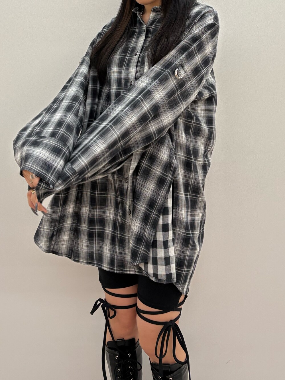 ブラック系のシャツ/ブラウス、ブラック系のその他パンツ、ブラック系のキャップを着用したレディースの春コーディネートの5枚目の写真