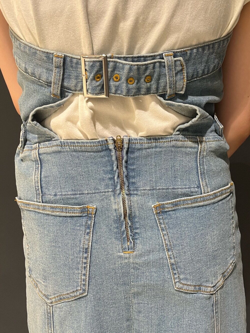 ブルー系のジャンパースカート、ホワイト系のTシャツ/カットソー、シルバー系のサンダルを着用したレディースの夏コーディネートの7枚目の写真