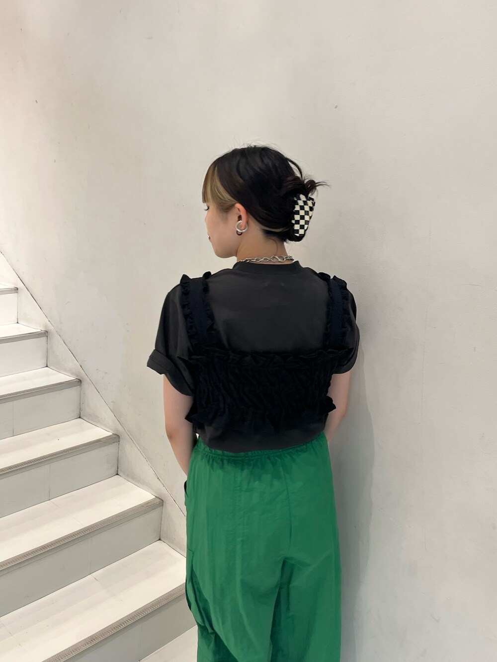 グリーン系のカーゴパンツ、ブラック系のベスト、グレー系のTシャツ/カットソーを着用したレディースの夏コーディネートの5枚目の写真