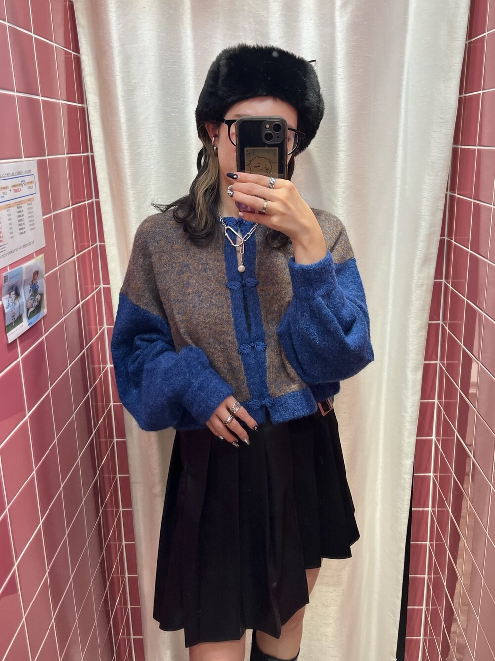 ブルー系のカーディガン/ボレロ、ブラック系のスカート、ブラック系のブーツを着用したレディースの冬コーディネートの3枚目の写真