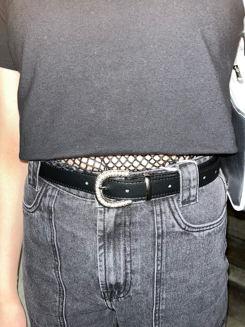 ブラック系のカーゴパンツ、ブラック系のタンクトップ、ブラック系のTシャツ/カットソーを着用したレディースの春コーディネートの8枚目の写真