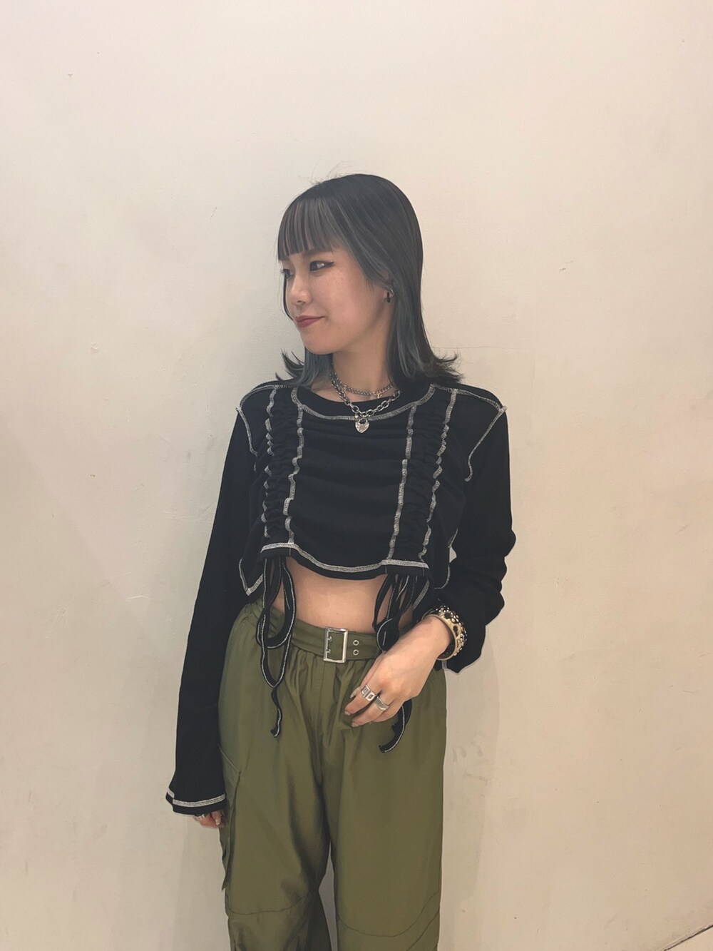 グリーン系のその他パンツ、ブラック系のTシャツ/カットソー、シルバー系のネックレスを着用したレディースの春コーディネートの3枚目の写真