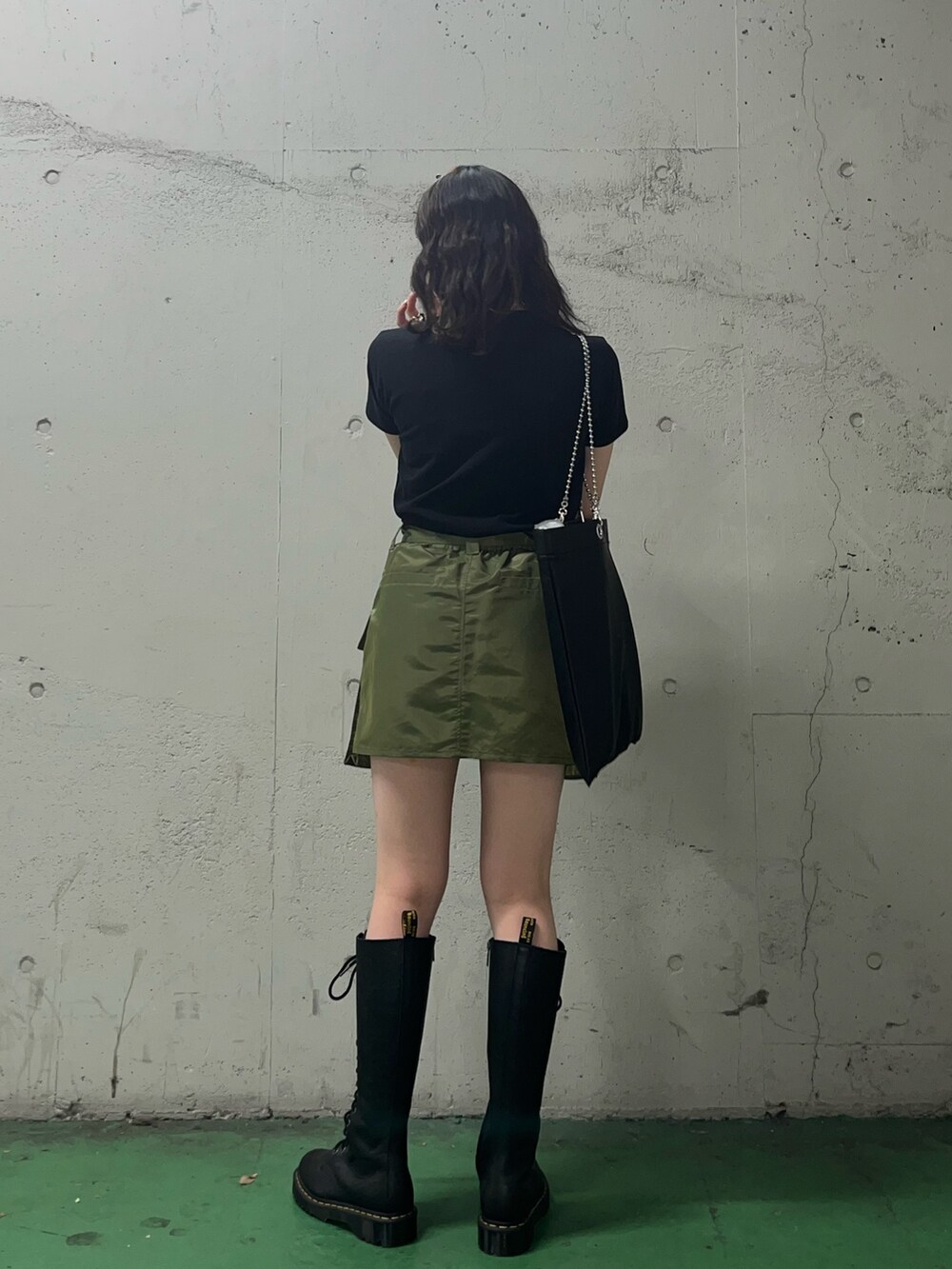 ブラック系のTシャツ/カットソー、グリーン系のその他パンツ、ブラック系のトートバッグを着用したレディースの夏コーディネートの2枚目の写真