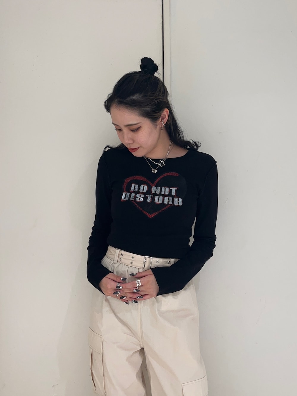 ブラック系のダウンベスト、ホワイト系のカーゴパンツ、ブラック系のTシャツ/カットソーを着用したレディースの秋コーディネートの5枚目の写真