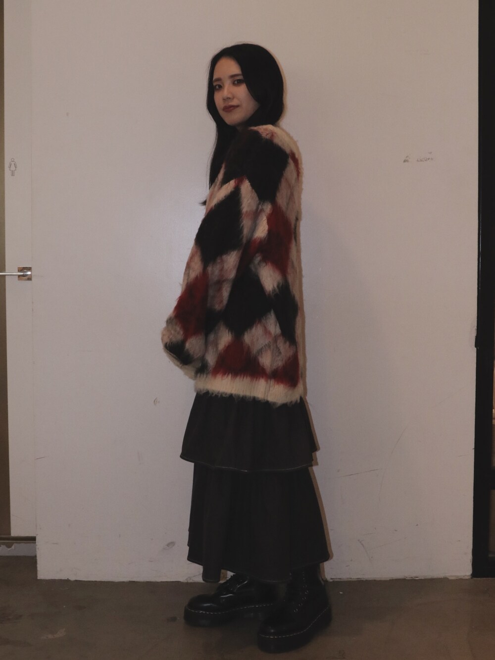 ホワイト系のカーディガン/ボレロ、ブラック系のニット/セーター、グレー系のワンピースを着用したレディースの秋コーディネートの3枚目の写真