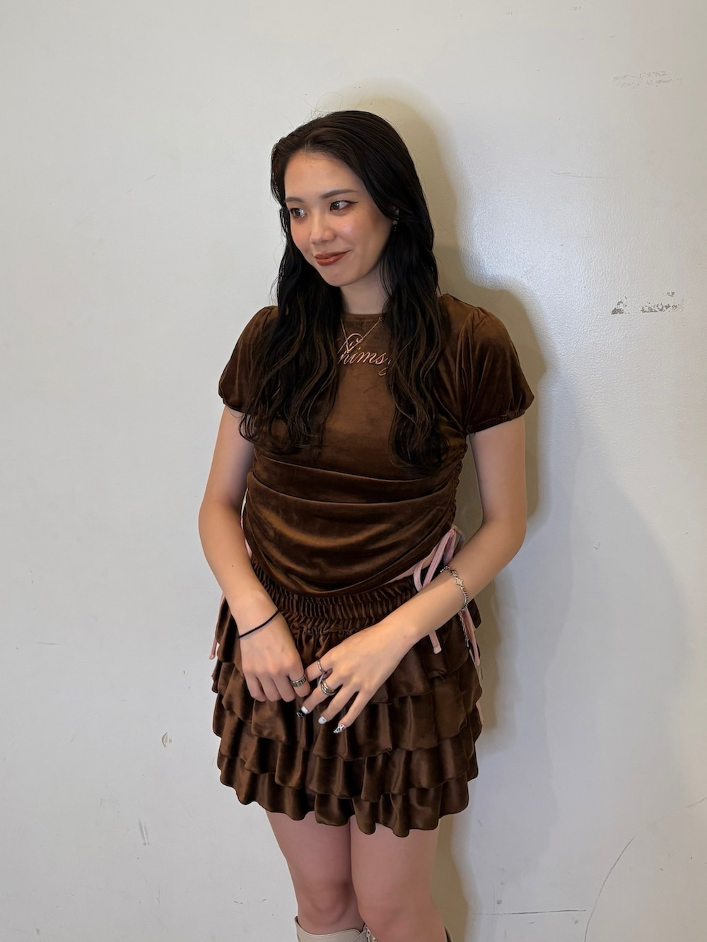 ブラウン系のスカート、ブラウン系のTシャツ/カットソー、ホワイト系のブーツを着用したレディースの夏コーディネートの5枚目の写真