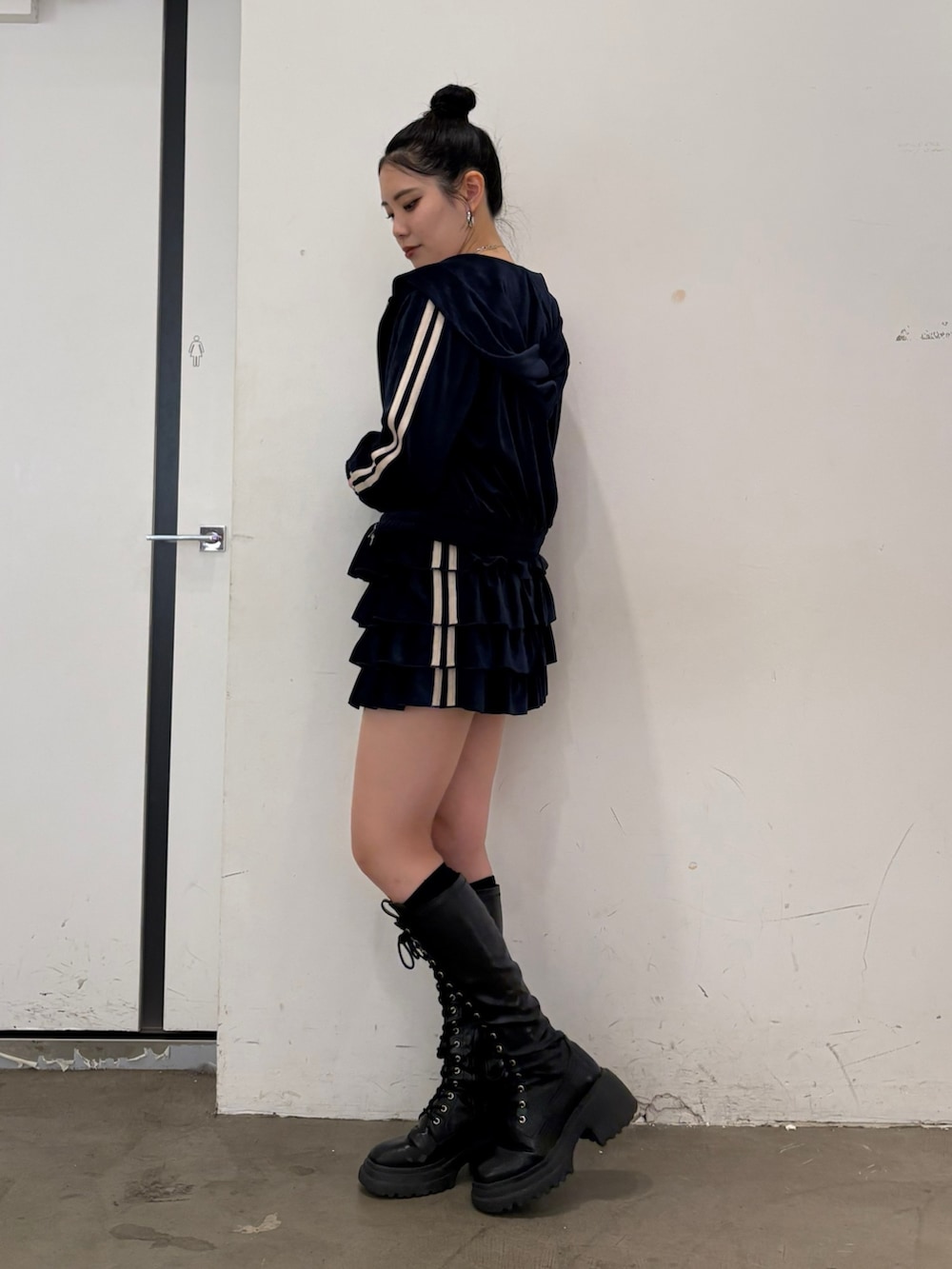 ホワイト系のTシャツ/カットソー、ブルー系のスカート、ブルー系のパーカーを着用したレディースの夏コーディネートの2枚目の写真