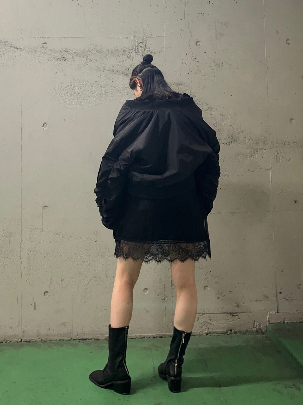 ブラック系のその他パンツ、ブラック系のMA-1、ブラック系のワンピースを着用したレディースの秋コーディネートの2枚目の写真