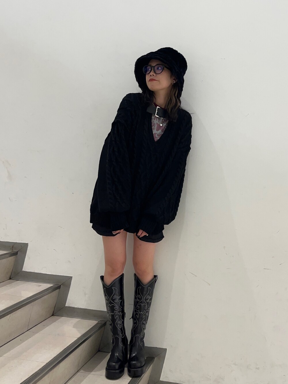 グレー系のTシャツ/カットソー、ブラック系のニット/セーター、ブラック系のその他パンツを着用したレディースの冬コーディネートの3枚目の写真