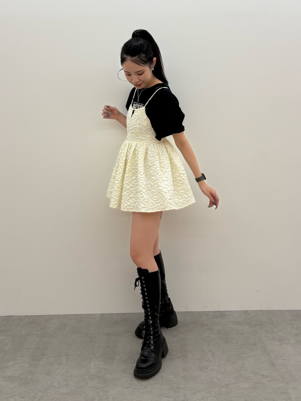 ホワイト系のチュニック、ブラック系のTシャツ/カットソーを着用したレディースの春コーディネートの3枚目の写真