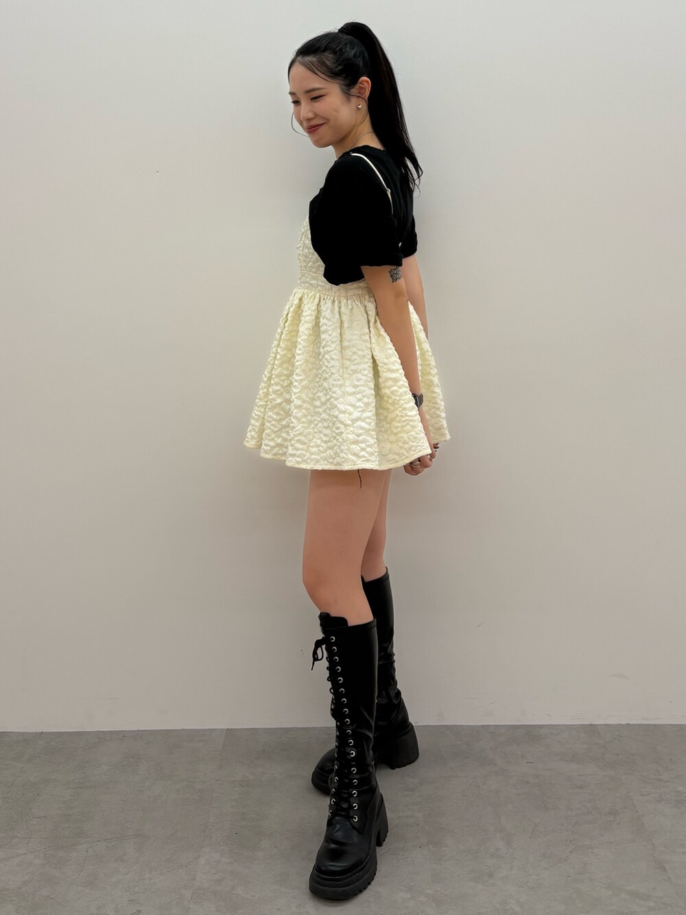 ホワイト系のチュニック、ブラック系のTシャツ/カットソーを着用したレディースの春コーディネートの2枚目の写真