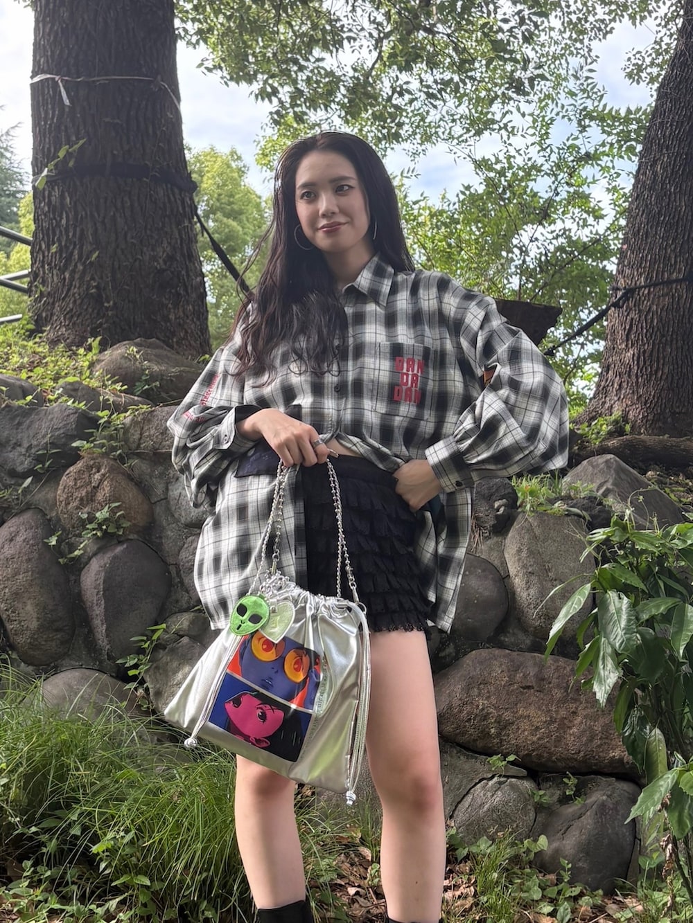 ブラック系のシャツ/ブラウス、ブラック系のその他パンツ、シルバー系のトートバッグを着用したレディースの夏コーディネートの5枚目の写真