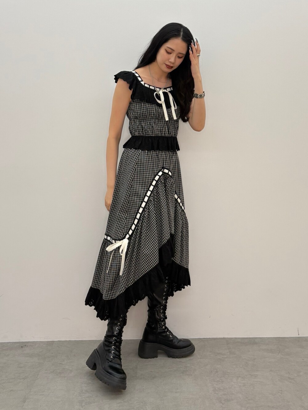 ブラック系のスカート、ブラック系のシャツ/ブラウス、シルバー系のネックレスを着用したレディースの春コーディネートの3枚目の写真