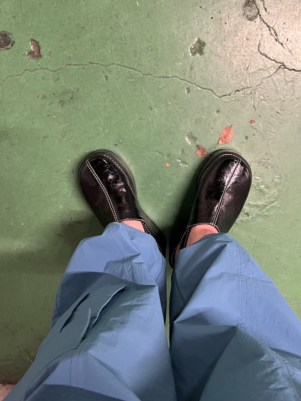 ブルー系のカーゴパンツ、ブラック系のサンダル、ブラック系のTシャツ/カットソーを着用したレディースの夏コーディネートの7枚目の写真