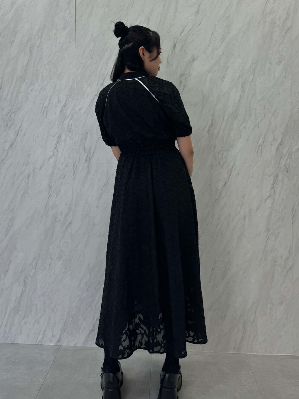 ブラック系のワンピース、ブラック系のバレエシューズを着用したレディースの春コーディネートの3枚目の写真