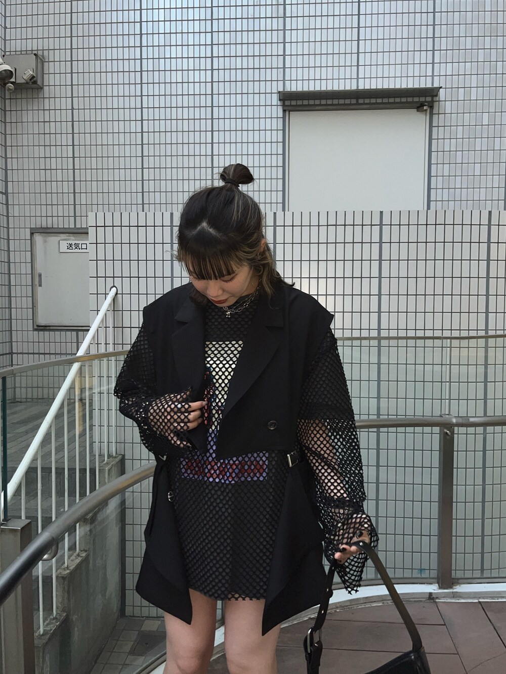 ブラック系のテーラードジャケット、ブラック系のTシャツ/カットソー、ブラック系のTシャツ/カットソーを着用したレディースの春コーディネートの5枚目の写真