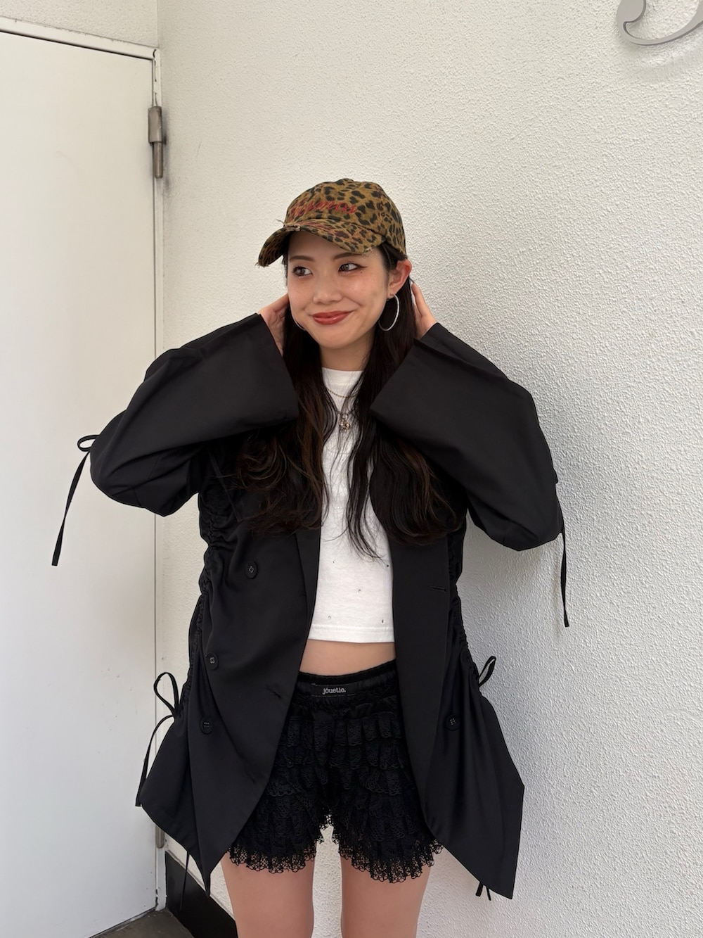 ブラック系のテーラードジャケット、ホワイト系のTシャツ/カットソー、ブラック系のその他パンツを着用したレディースの夏コーディネートの4枚目の写真