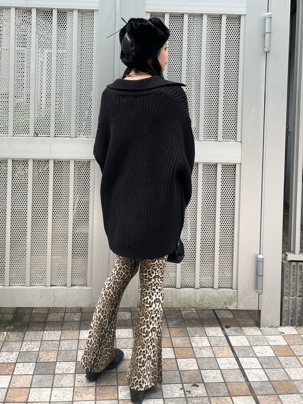 ブラック系のカーディガン/ボレロ、ブラウン系のその他パンツ、ブラック系のキャップを着用したレディースの秋コーディネートの4枚目の写真