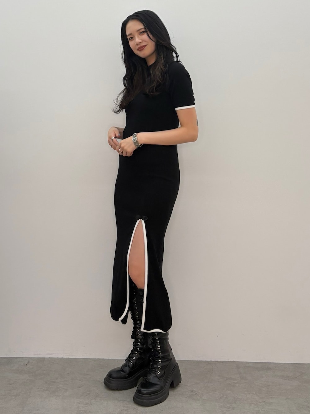 ブラック系のワンピースを着用したレディースの春コーディネートの3枚目の写真