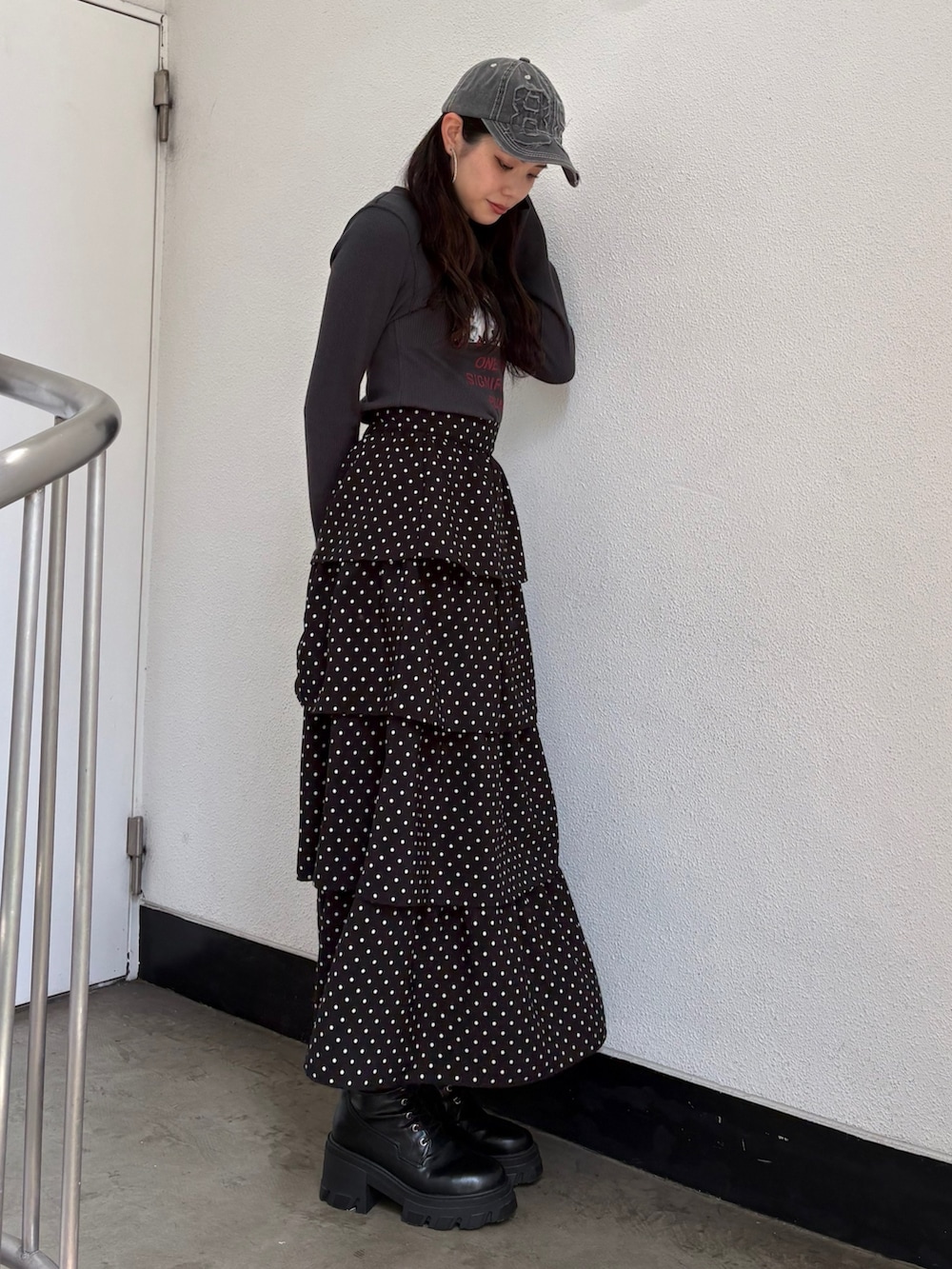 ブラック系のTシャツ/カットソー、ブラック系のスカート、ブラック系のキャップを着用したレディースの夏コーディネートの2枚目の写真
