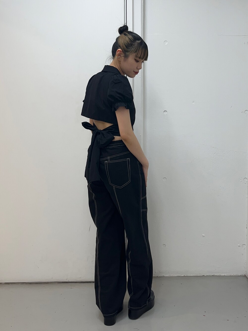 ブラック系のその他パンツ、ブラック系のシャツ/ブラウス、ブラック系のサンダルを着用したレディースの夏コーディネートの2枚目の写真