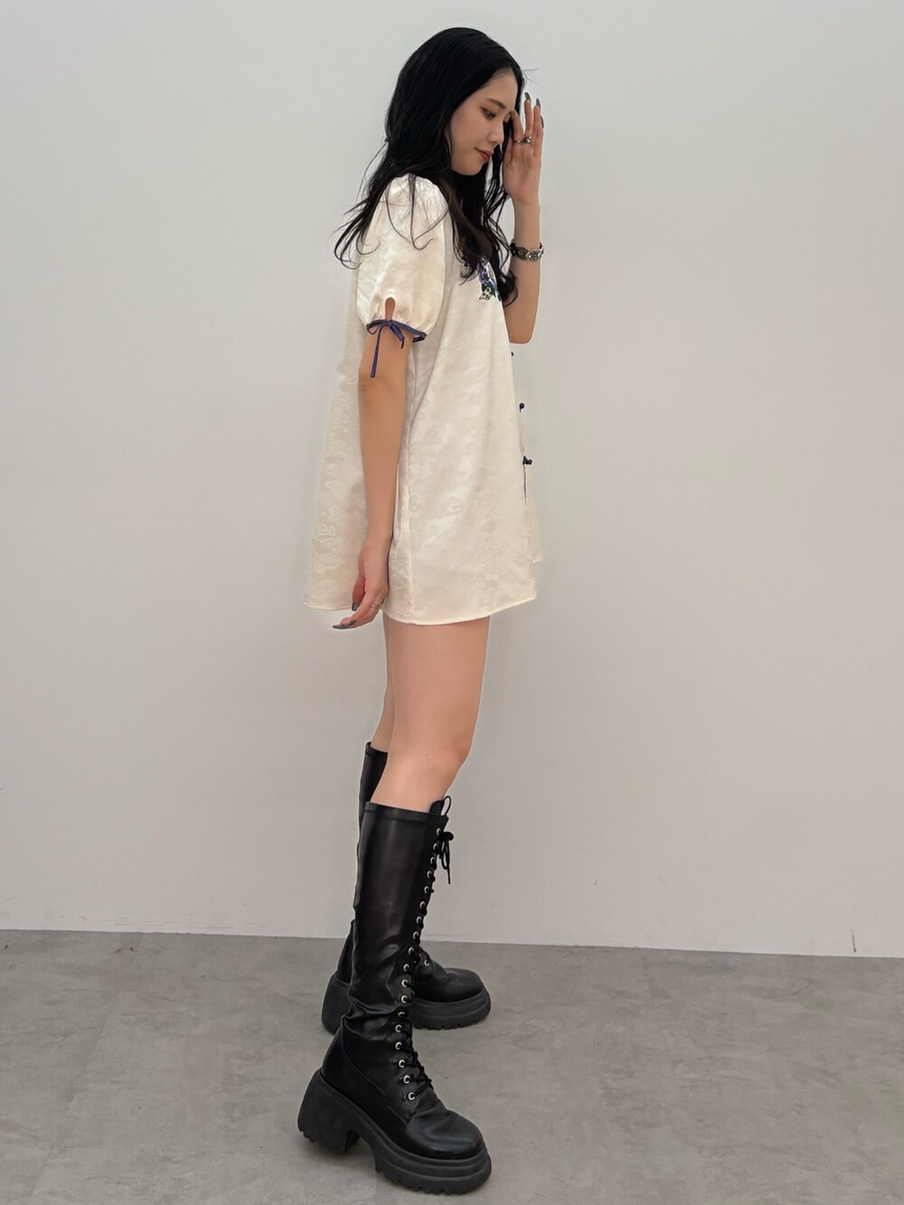 ホワイト系のシャツ/ブラウス、シルバー系のブレスレットを着用したレディースの春コーディネートの2枚目の写真