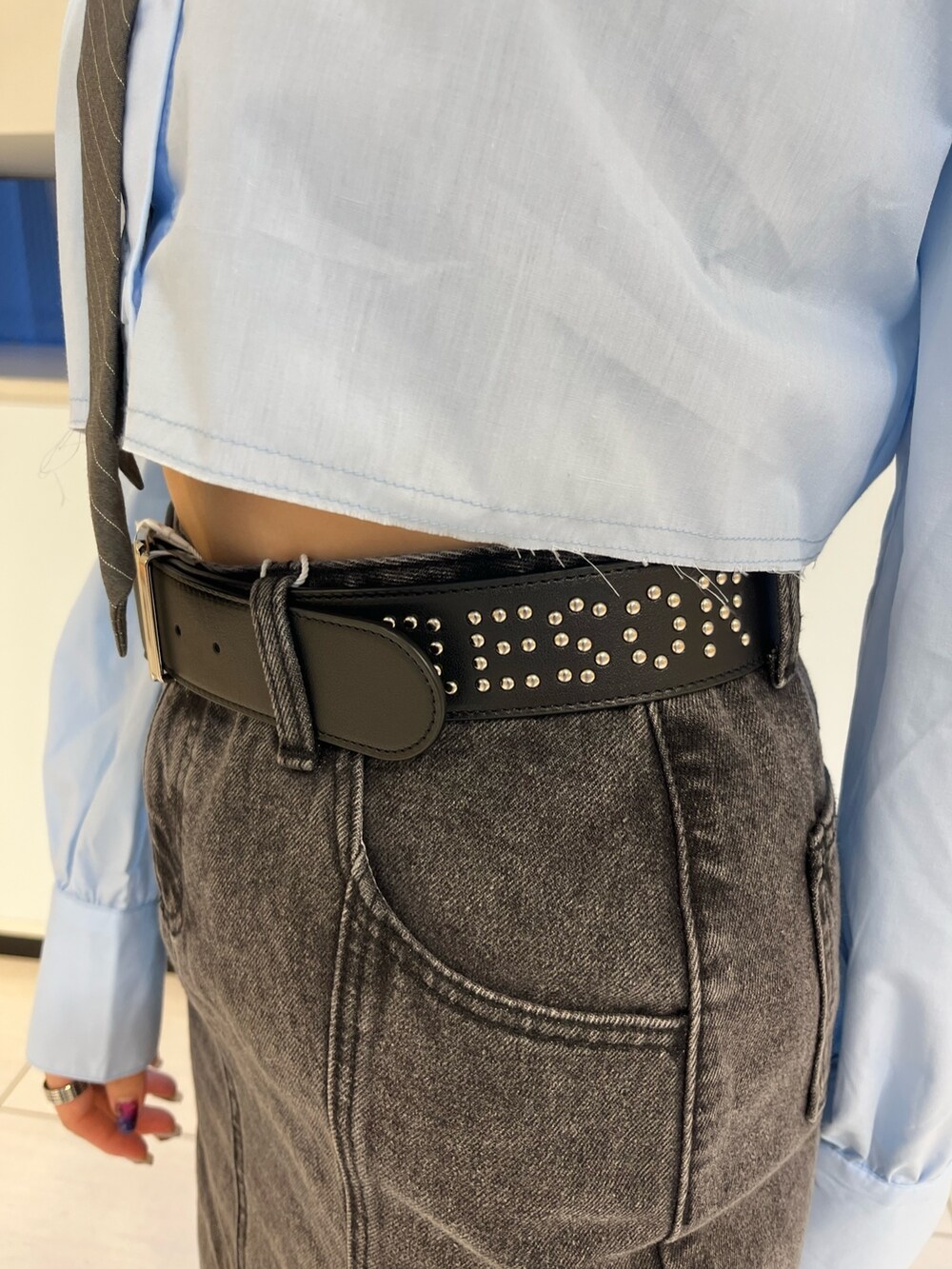 ブルー系のシャツ/ブラウス、ブラック系のデニムスカート、ブラック系のサンダルを着用したレディースの夏コーディネートの7枚目の写真