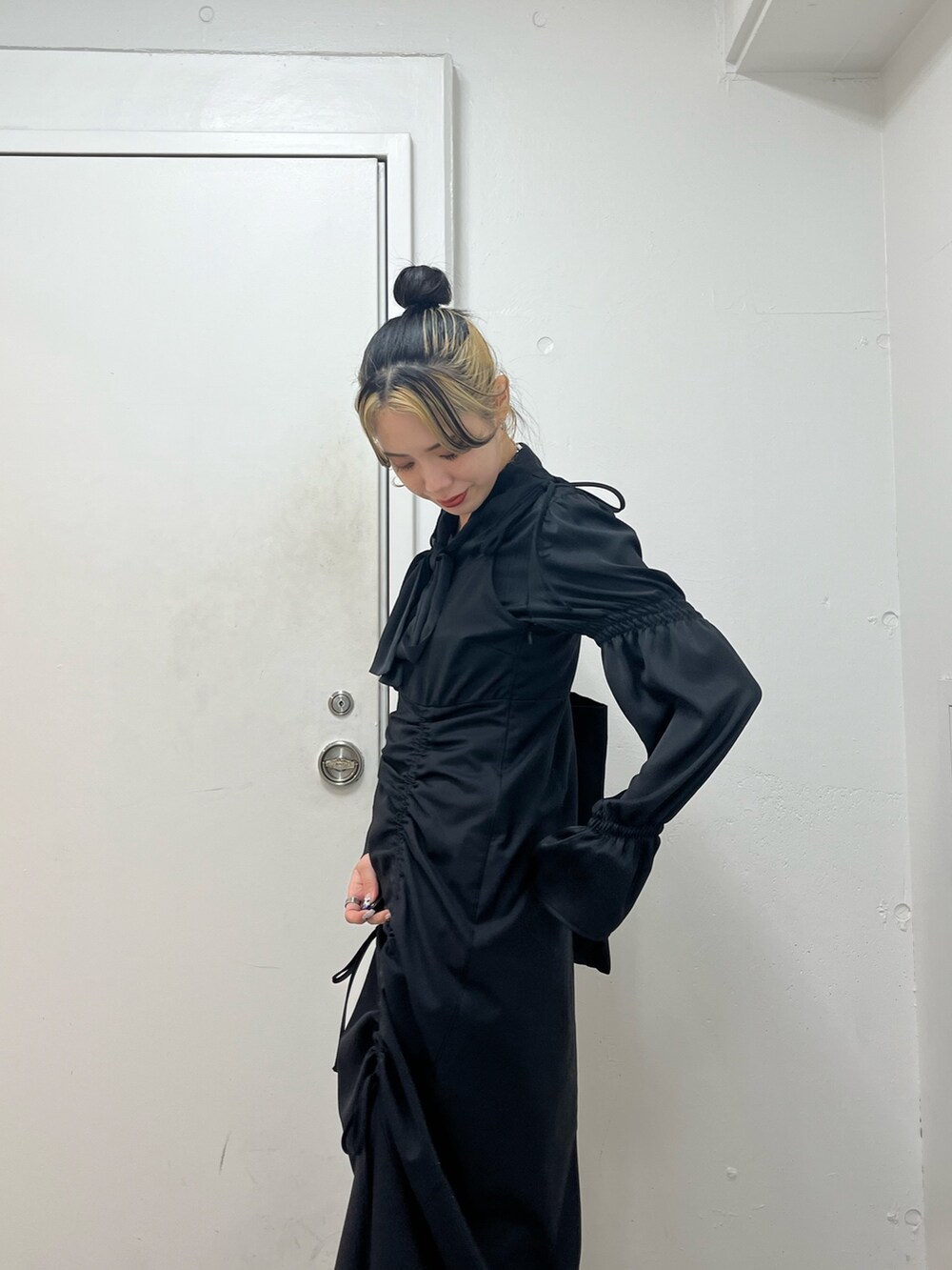 ブラック系のワンピース、ブラック系のシャツ/ブラウス、ブラック系のトートバッグを着用したレディースの冬コーディネートの4枚目の写真