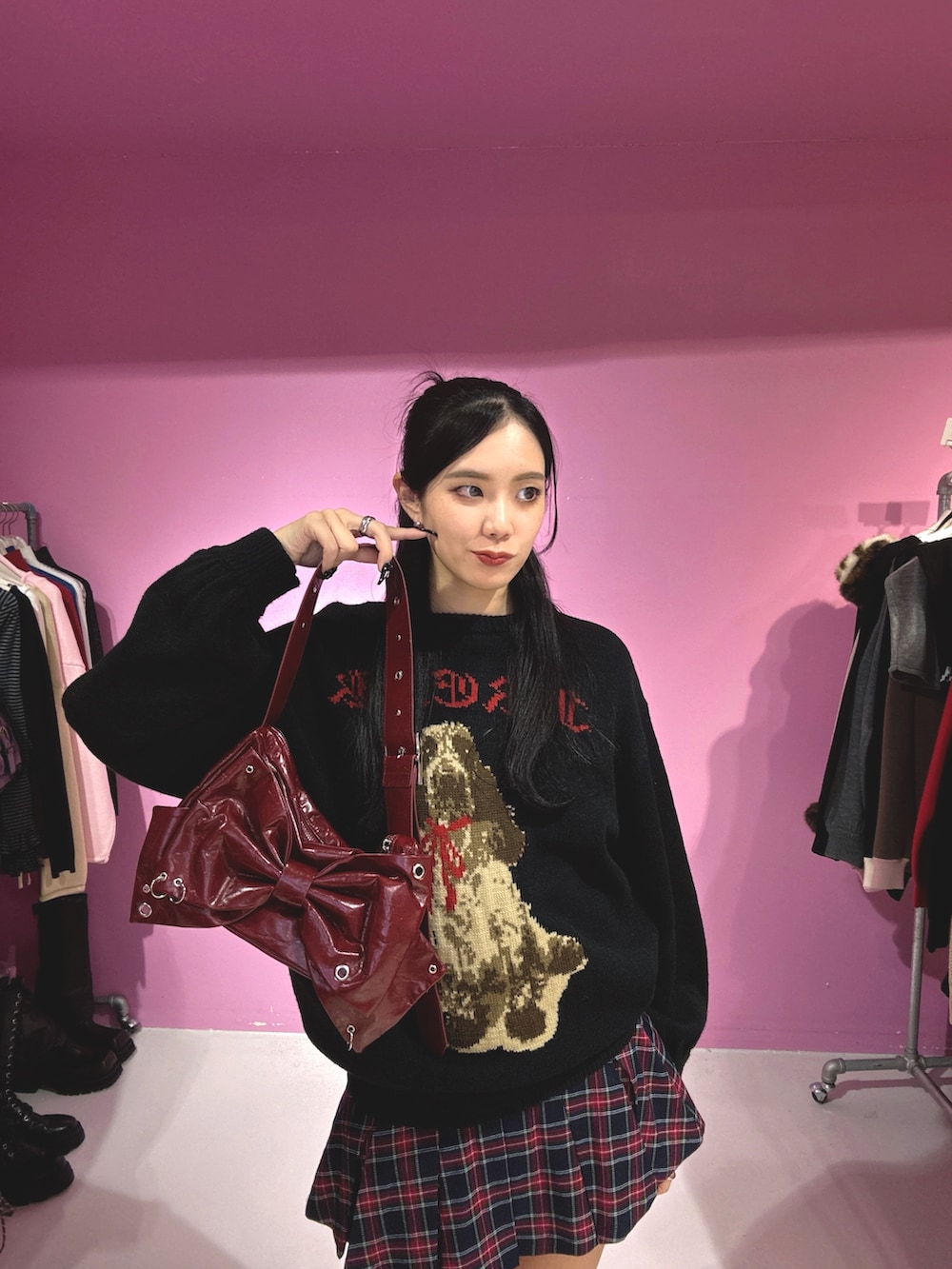 ブラック系のニット/セーター、ブルー系のスカートを着用したレディースの秋コーディネートの3枚目の写真