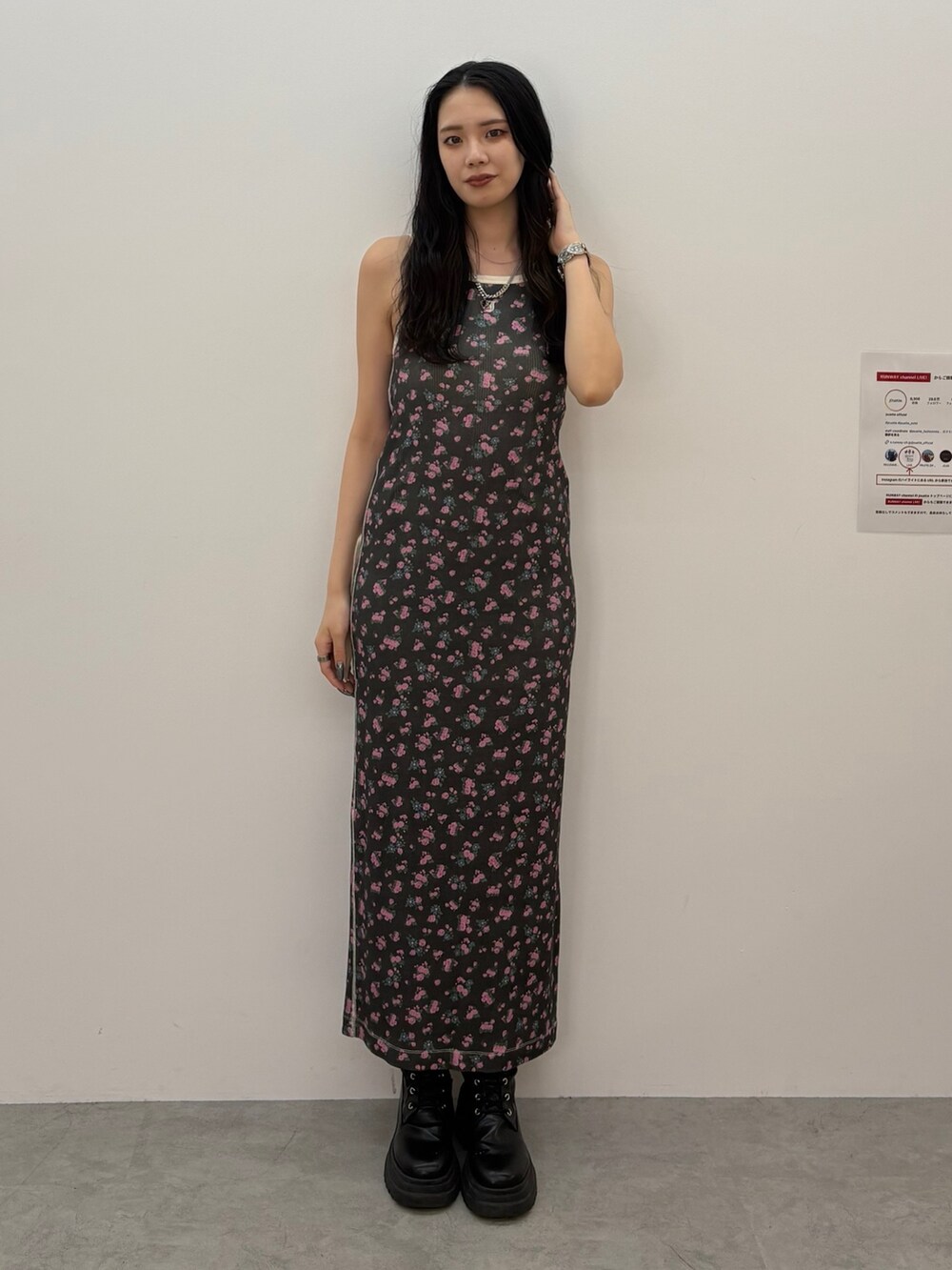 ブラック系のワンピース、シルバー系のネックレスを着用したレディースの春コーディネートの2枚目の写真