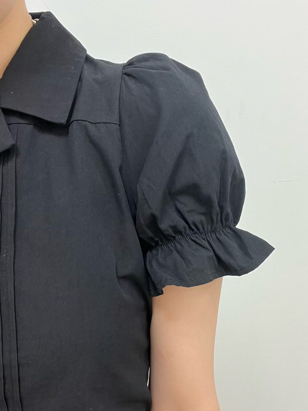 ブラック系のその他パンツ、ブラック系のシャツ/ブラウス、ブラック系のサンダルを着用したレディースの夏コーディネートの7枚目の写真