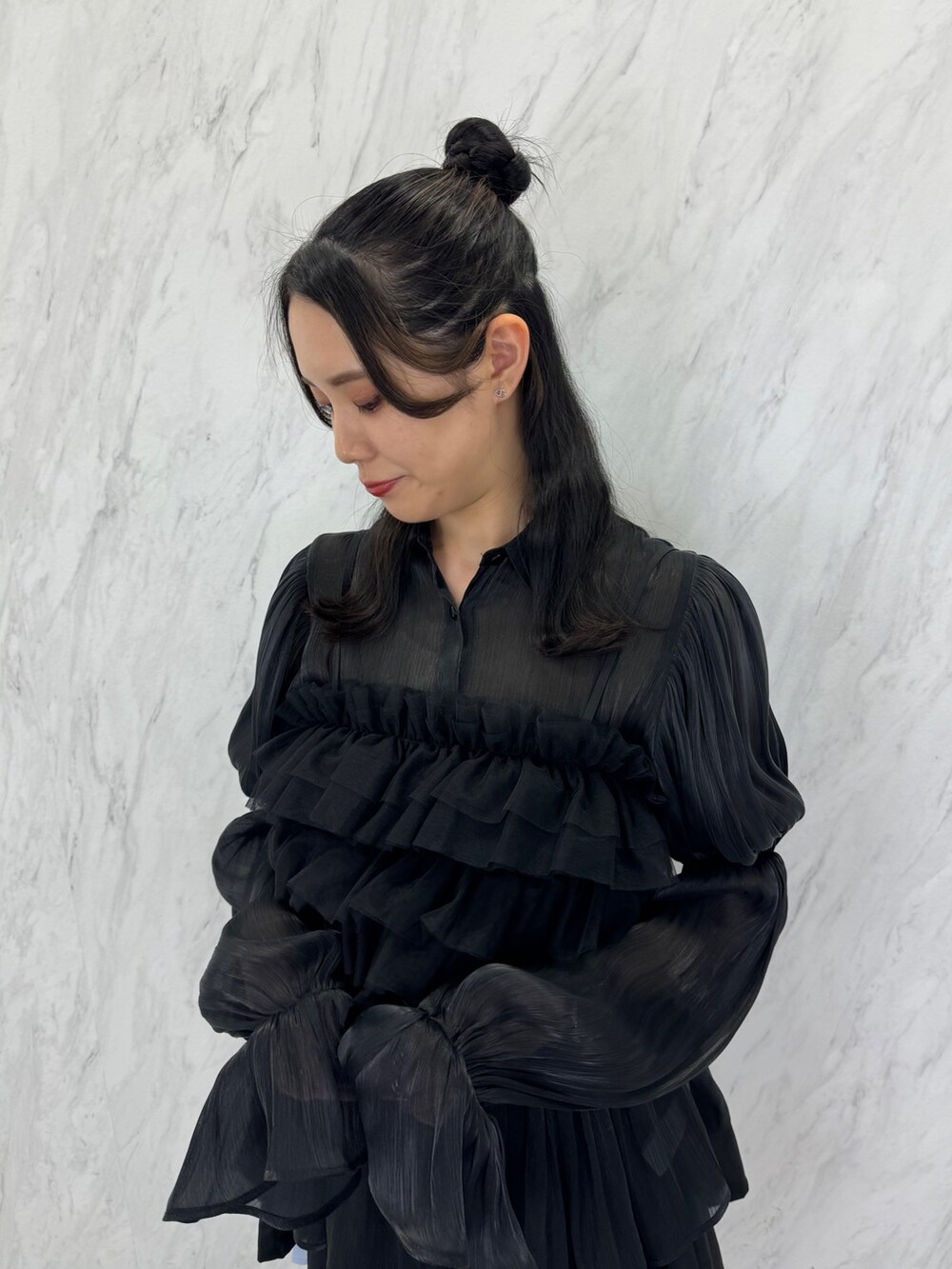 ブラック系のシャツ/ブラウス、ブラック系のキャミソール、ブラック系のスカートを着用したレディースの夏コーディネートの2枚目の写真