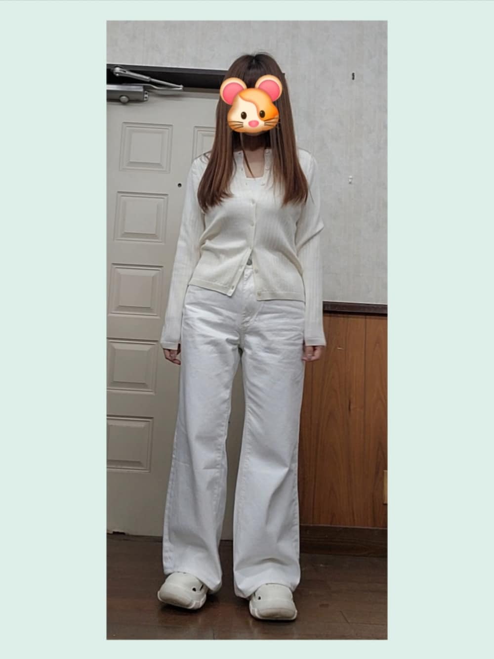 ホワイト系のデニムパンツ、ホワイト系のカーディガン/ボレロを着用したレディースの冬コーディネートの2枚目の写真