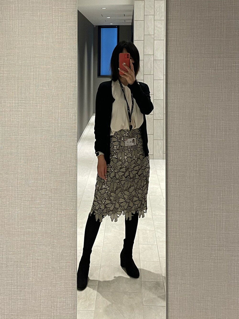 ベージュ系のシャツ/ブラウス、イエロー系のスカート、ブラック系のブーツを着用したレディースの春コーディネートの3枚目の写真