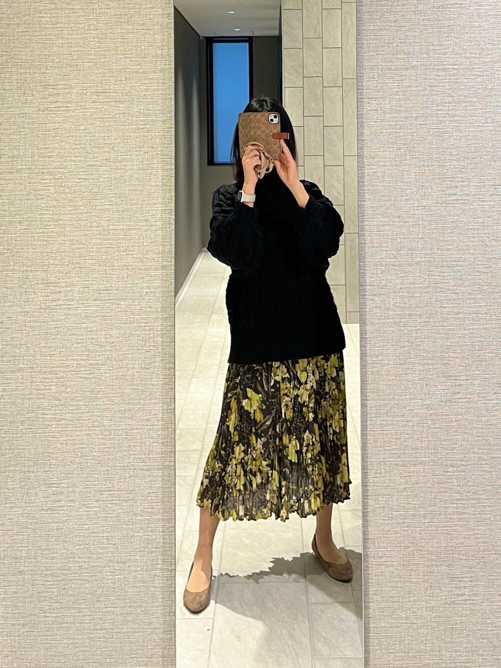 ブラック系のニット/セーター、ブラック系のスカートを着用したレディースの冬コーディネートの3枚目の写真