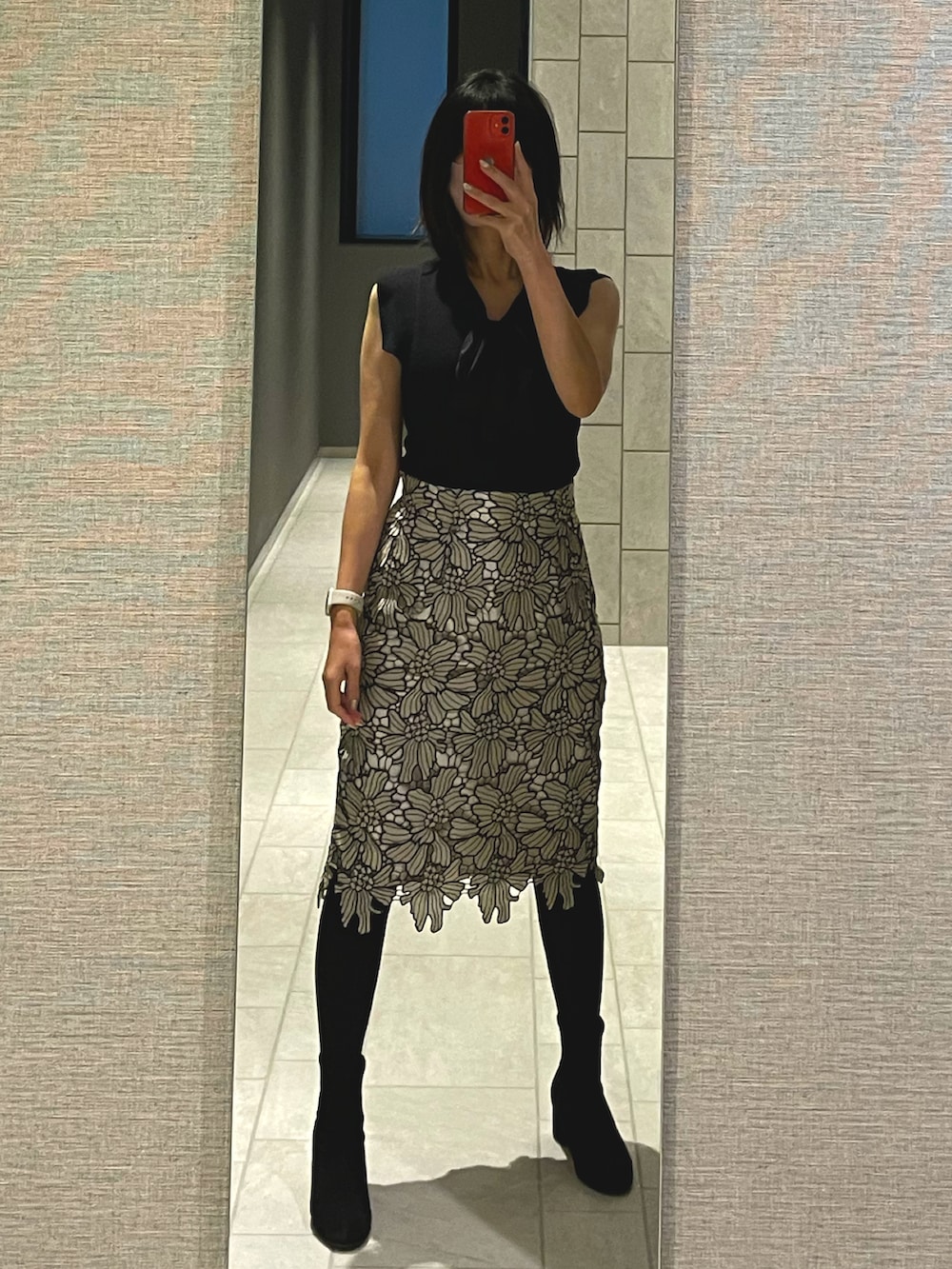 グレー系のスカート、ブラック系のブーツ、グレー系のカーディガン/ボレロを着用したレディースの冬コーディネートの3枚目の写真