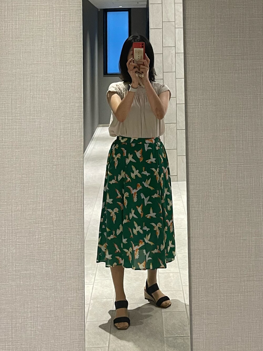 ベージュ系のシャツ/ブラウス、ブラック系のサンダルを着用したレディースの秋コーディネートの2枚目の写真