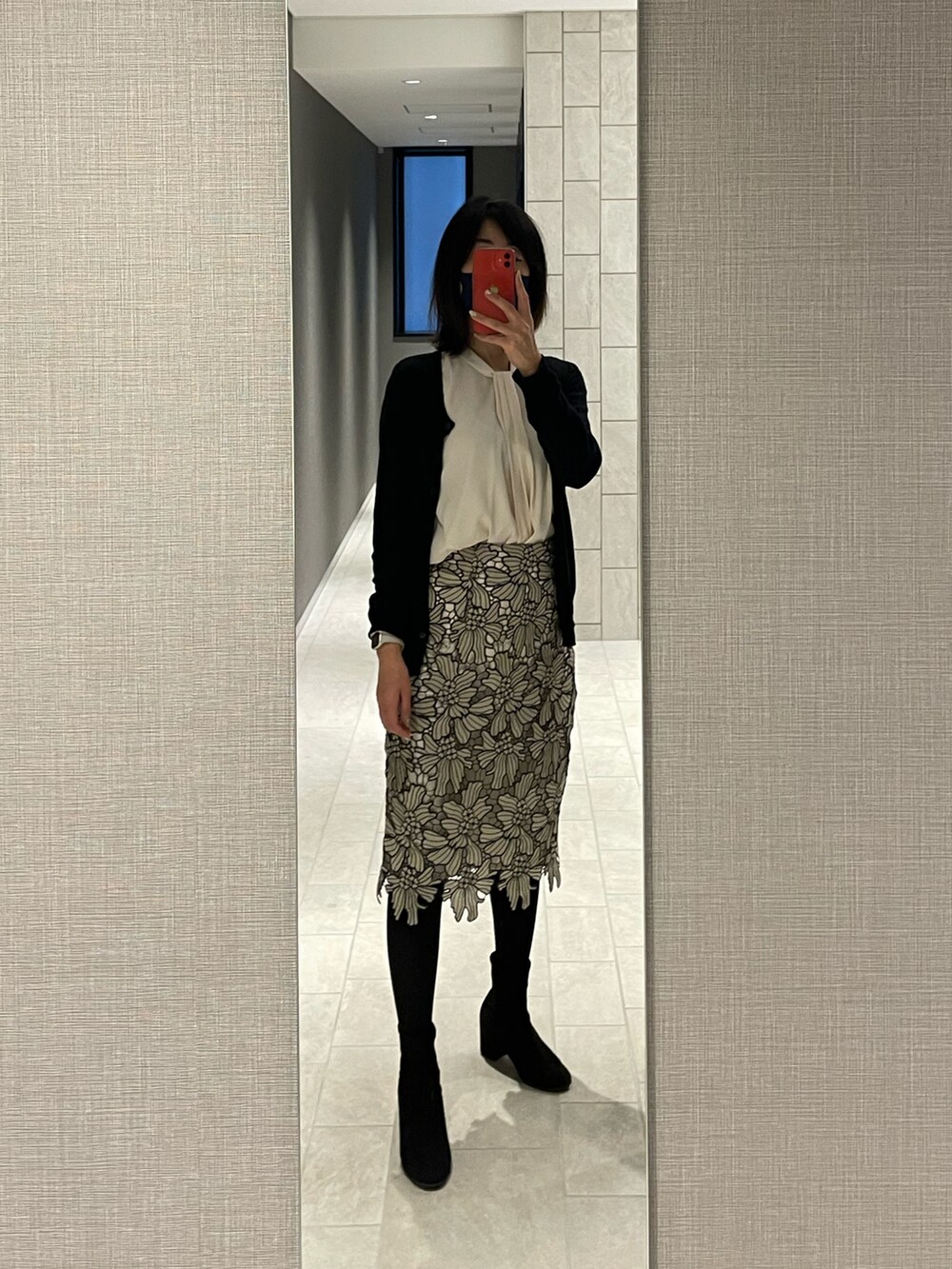 ベージュ系のシャツ/ブラウス、イエロー系のスカート、ブラック系のブーツを着用したレディースの春コーディネートの2枚目の写真