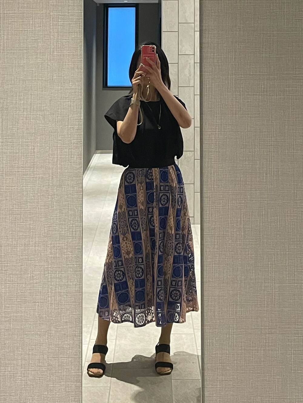 ブラック系のシャツ/ブラウス、パープル系のスカート、ブラック系のサンダルを着用したレディースの夏コーディネートの2枚目の写真