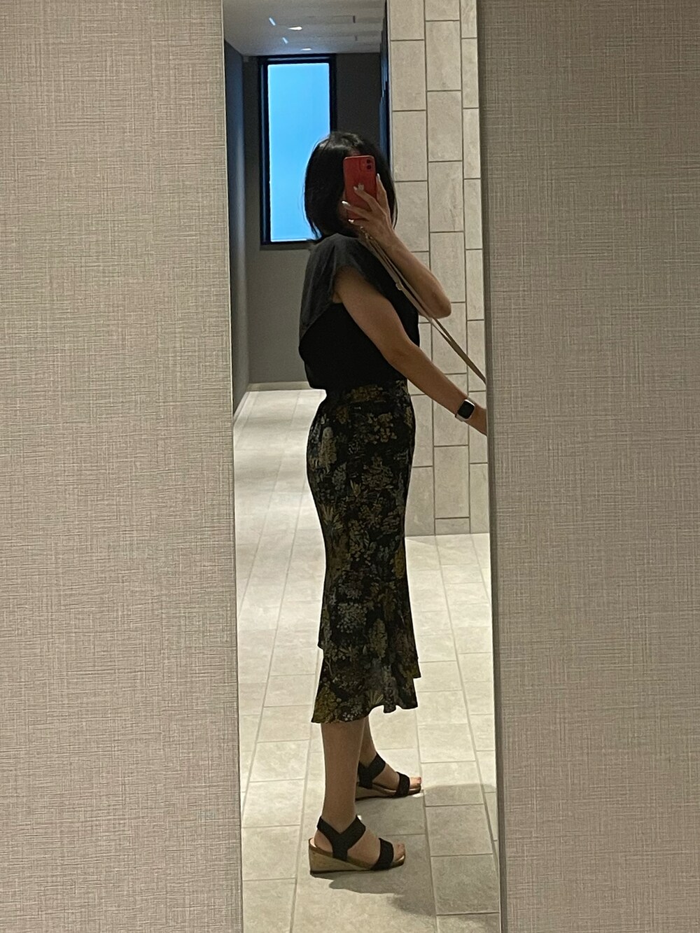 ブラック系のシャツ/ブラウス、グリーン系のスカート、ブラック系のサンダルを着用したレディースの夏コーディネートの2枚目の写真