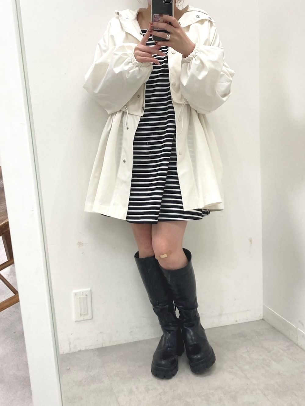 「ナイスクラップ、one after another NICE CLAUP、低身長、低身長コーデ、ほめられ本命コーデ、ブーツ、シンプルコーデ、マンパ、マウンテンパーカー、ボーダー、ボーダーワンピース、オトナカジュアル、春服コーデ、カジュアルコーデ、モノトーンコーデ」｜「one after another NICE CLAUPの【premium order】マルチウェイマウンテンパーカー（マウンテンパーカー、ホワイト系）」を使った、くぼちゃんさん（レディース・152cm）の冬コーディネートの2枚目の写真