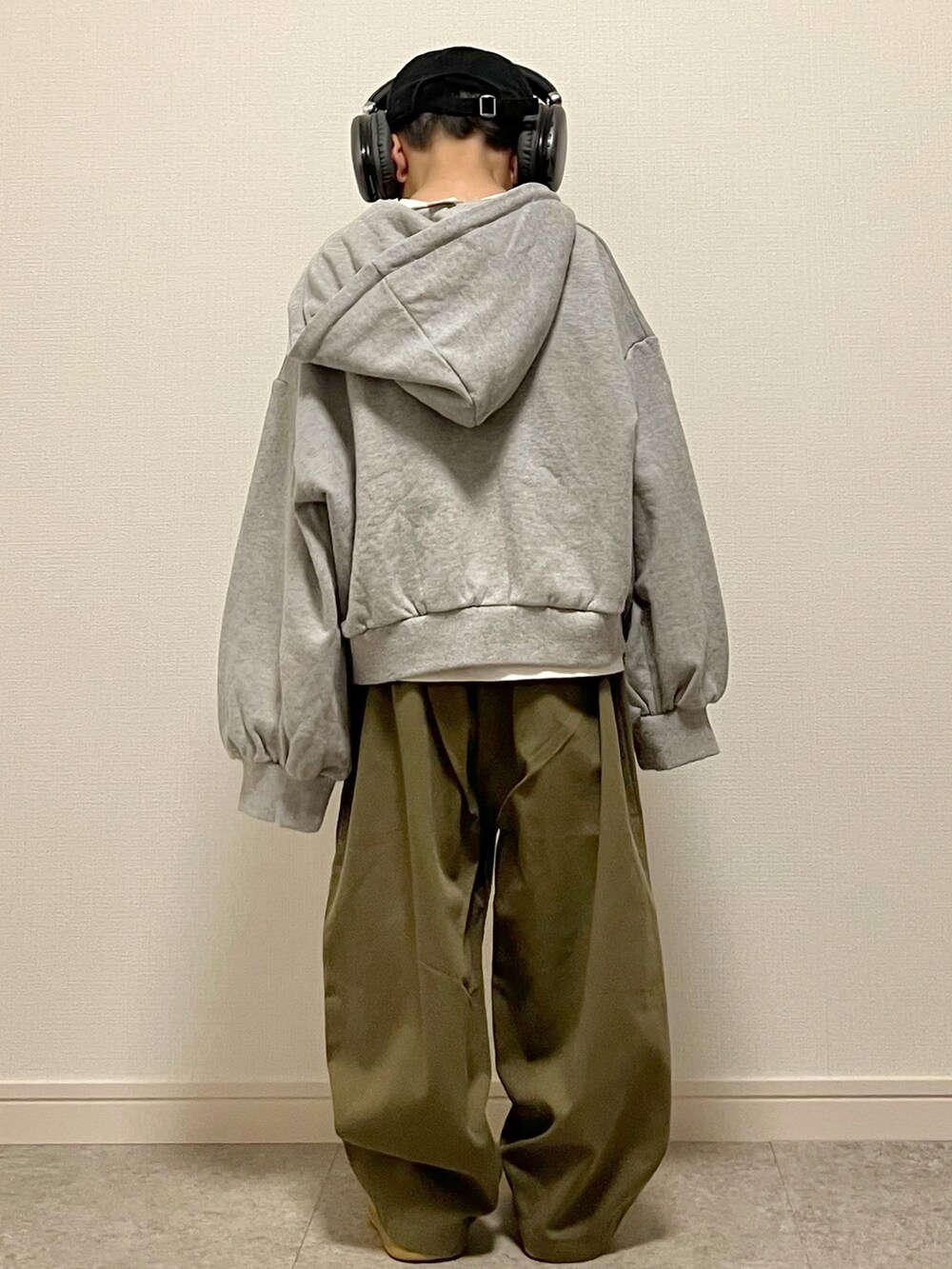 グレー系のパーカー、ホワイト系のTシャツ/カットソー、グリーン系のその他パンツを着用したキッズの秋コーディネートの2枚目の写真