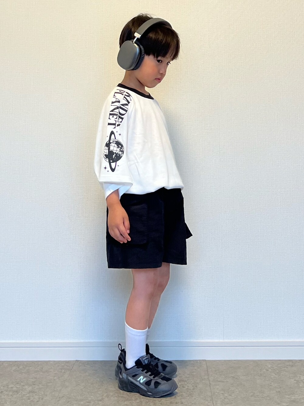 ホワイト系のTシャツ/カットソー、ブラック系のカーゴパンツ、ブラック系のスニーカーを着用したキッズの夏コーディネートの3枚目の写真