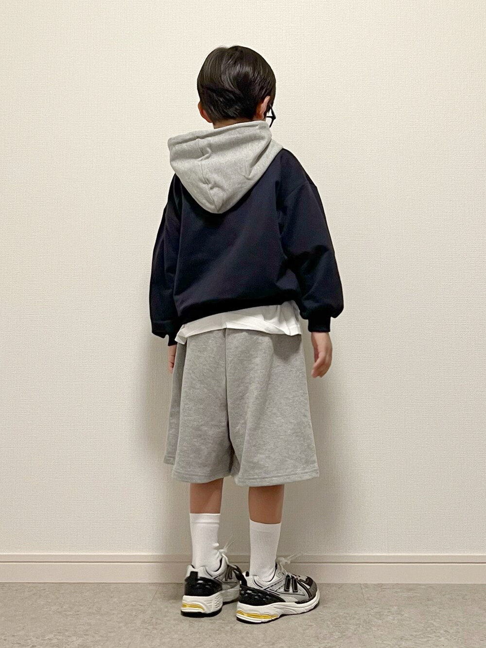 ホワイト系のスニーカー、ブルー系のスウェット、ホワイト系のTシャツ/カットソーを着用したキッズの秋コーディネートの2枚目の写真