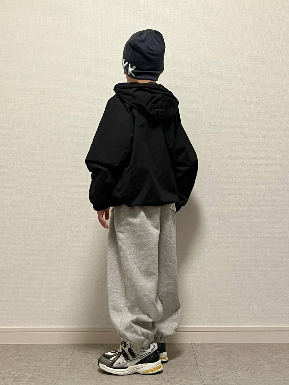 グレー系のスウェットパンツ、ホワイト系のスニーカー、ホワイト系のTシャツ/カットソーを着用したキッズの秋コーディネートの2枚目の写真